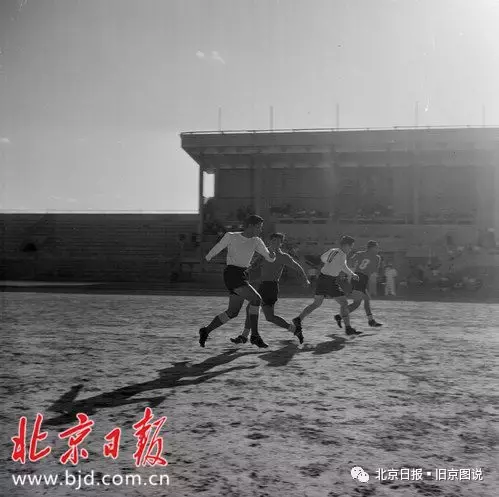 足球比赛前为什么要换队旗(1957：中国首次参加世界杯外围赛，全程图片报道)