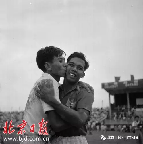 足球比赛前为什么要换队旗(1957：中国首次参加世界杯外围赛，全程图片报道)