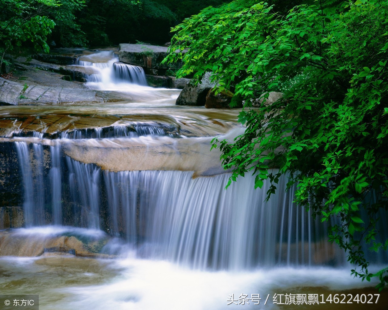 出句:溪流绿水青山去==(红旗飘飘出):请赐下联