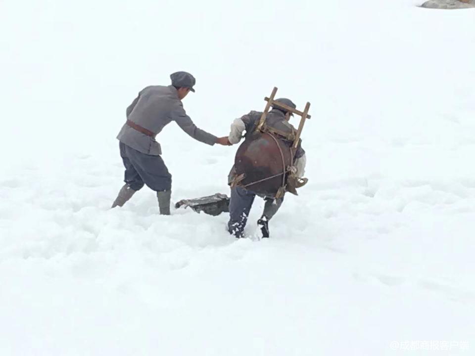 《红色土司》入驻达古冰山拍摄 首部羌族红色题材院线电影杀青