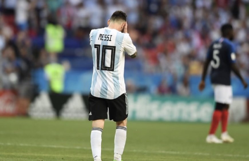 梅西2018年世界杯仰望天空(阿根廷出局,31岁的梅西无奈仰望天空,淘汰