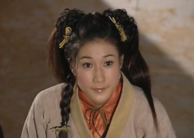 钟嘉欣饰演的"蓟彩芝",有着好彩妹之称的她是街坊邻居的活宝贝,孝顺