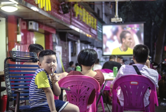 长沙吃夜宵看世界杯餐厅(夜宵摊老板的世界杯：有人提早收摊，有人陪顾客熬夜看球)