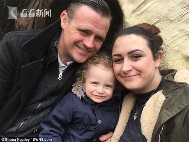 婴儿被妈妈带坐波浪形滑梯 颠簸中啪一声腿断了