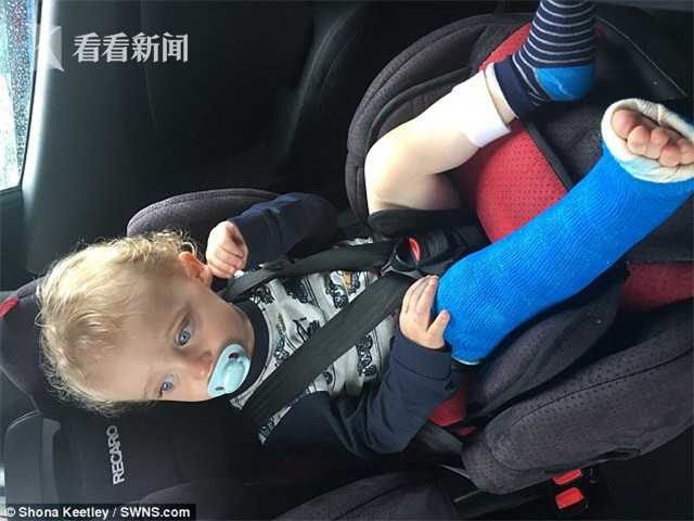 婴儿被妈妈带坐波浪形滑梯 颠簸中啪一声腿断了