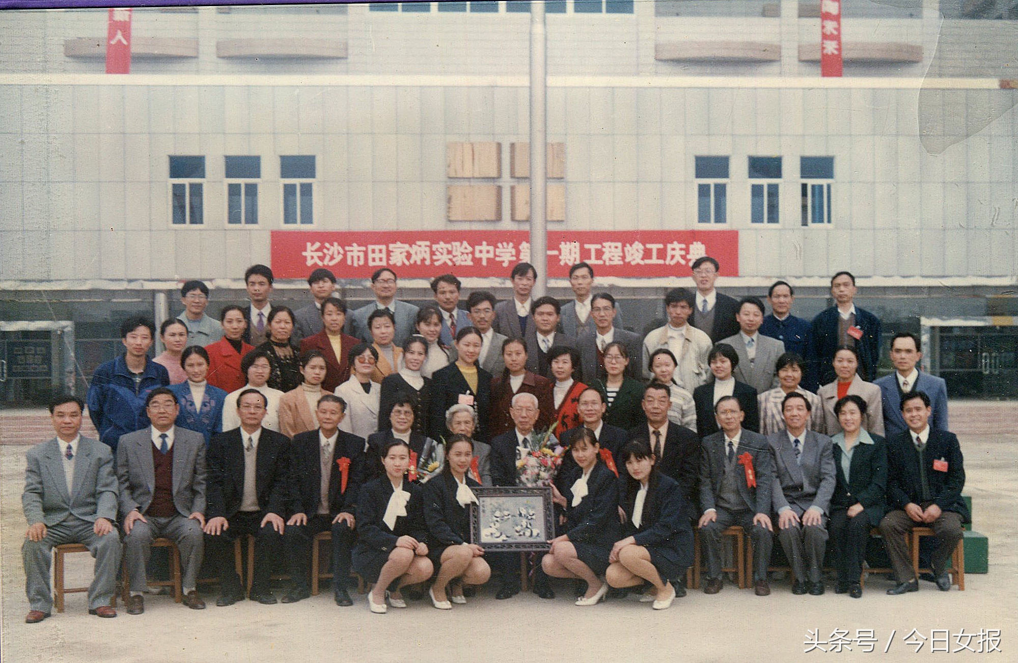 田家炳：贱卖豪宅甚至贷款捐学校，九成捐款给内地；和夫人租房住