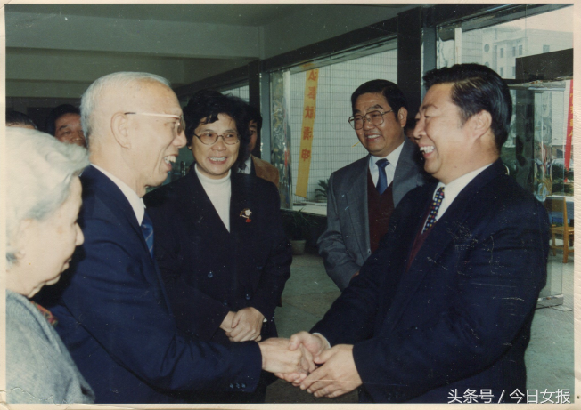 田家炳：贱卖豪宅甚至贷款捐学校，九成捐款给内地；和夫人租房住