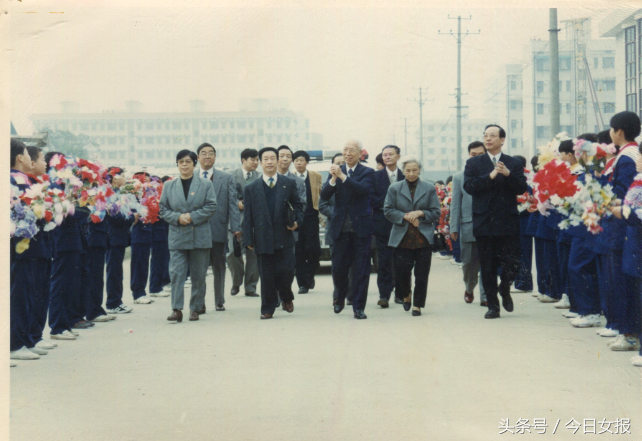 田家炳：贱卖豪宅甚至贷款捐学校，九成捐款给内地；和夫人租房住