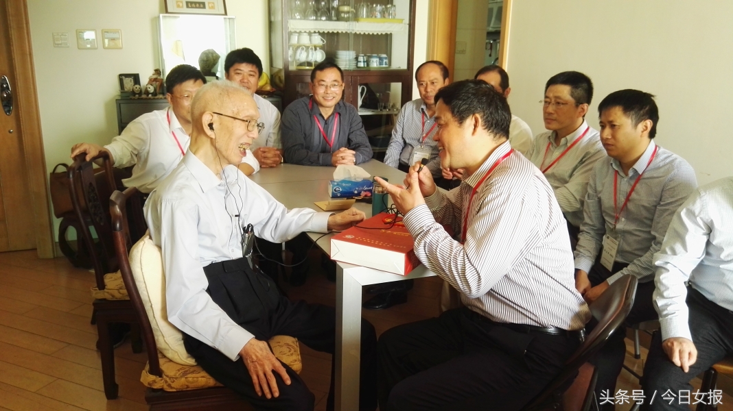 田家炳：贱卖豪宅甚至贷款捐学校，九成捐款给内地；和夫人租房住