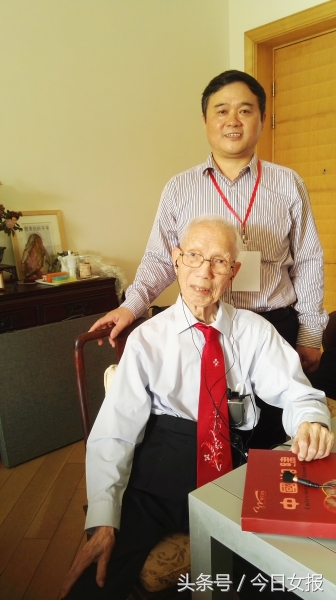 田家炳：贱卖豪宅甚至贷款捐学校，九成捐款给内地；和夫人租房住