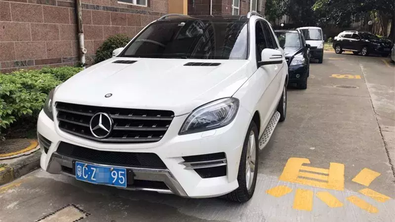 奔驰小区内撞五菱荣光!奔驰车门被刮漏,五菱荣光竟只掉把锁!
