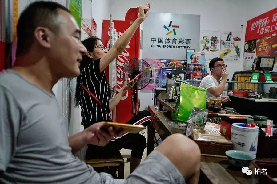 世界杯为什么十点踢(世界杯期间体彩店的众生相)