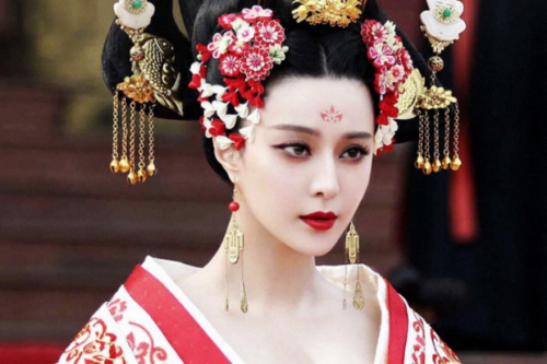唐太宗听别人说武则天长的比较好看,就让她进入宫中.