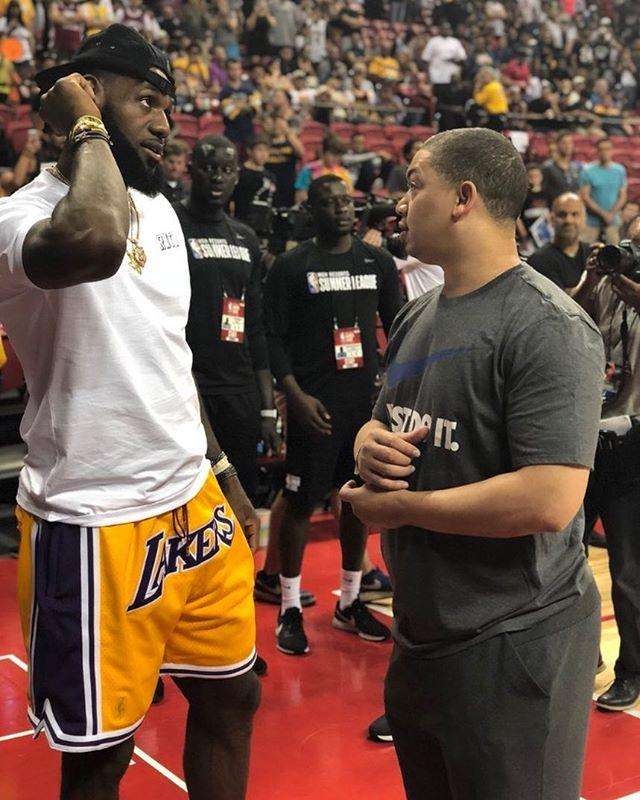 nba球员球裤为什么这么多(詹姆斯效应 大球市什么概念？一条球裤瞬间卖光，中国球迷直太贵)