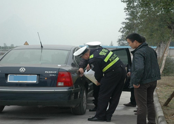 车子开到半路没油了？不要傻傻的推车了，我们可以这样处理！