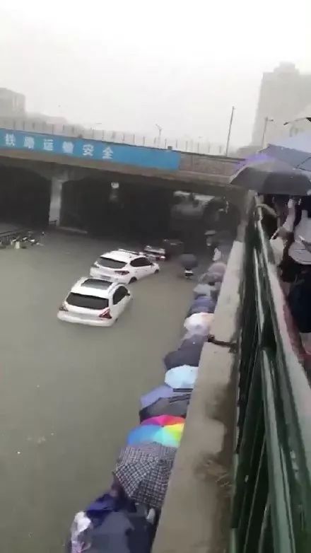 今天的雨好大，就像……