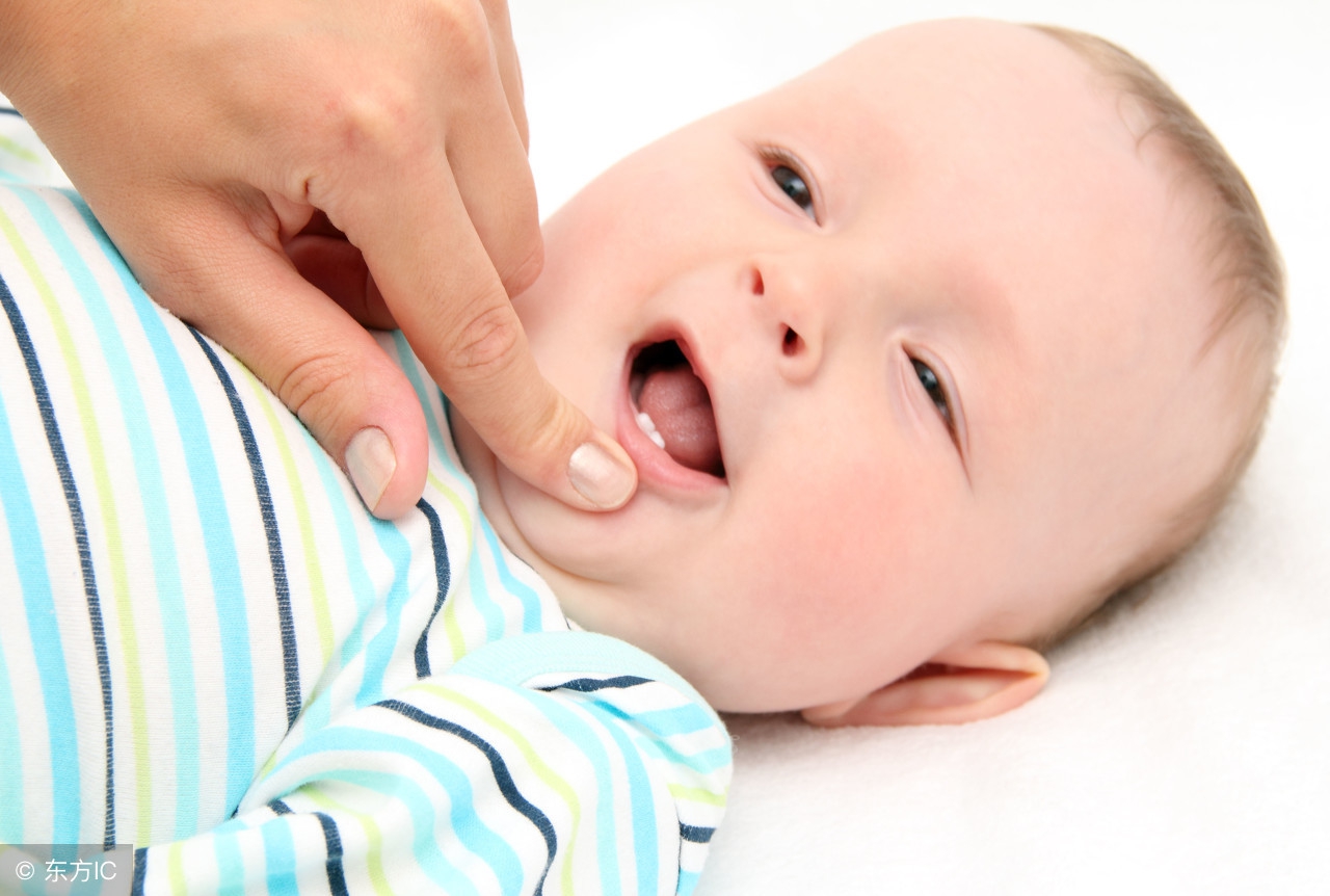 婴儿长牙的症状有哪些（宝宝长牙时的症状）-幼儿百科-魔术铺