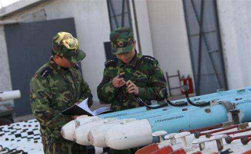 根据《应征公民体格检查标准》规定,参军人员视力必须达到以下标准.