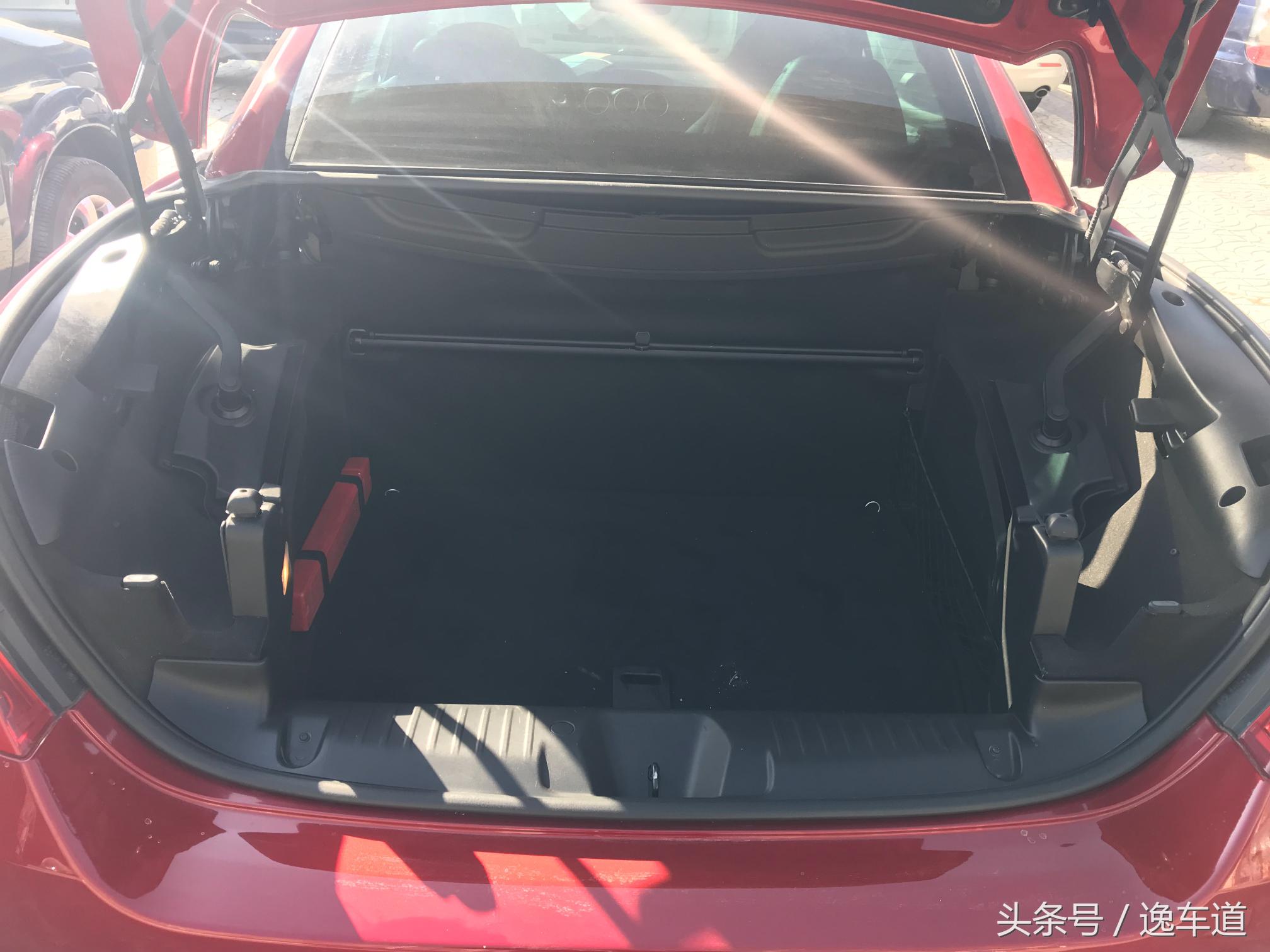谁说平民没钱就不能买敞篷跑车，他只花了十三万就圆了跑车敞篷梦