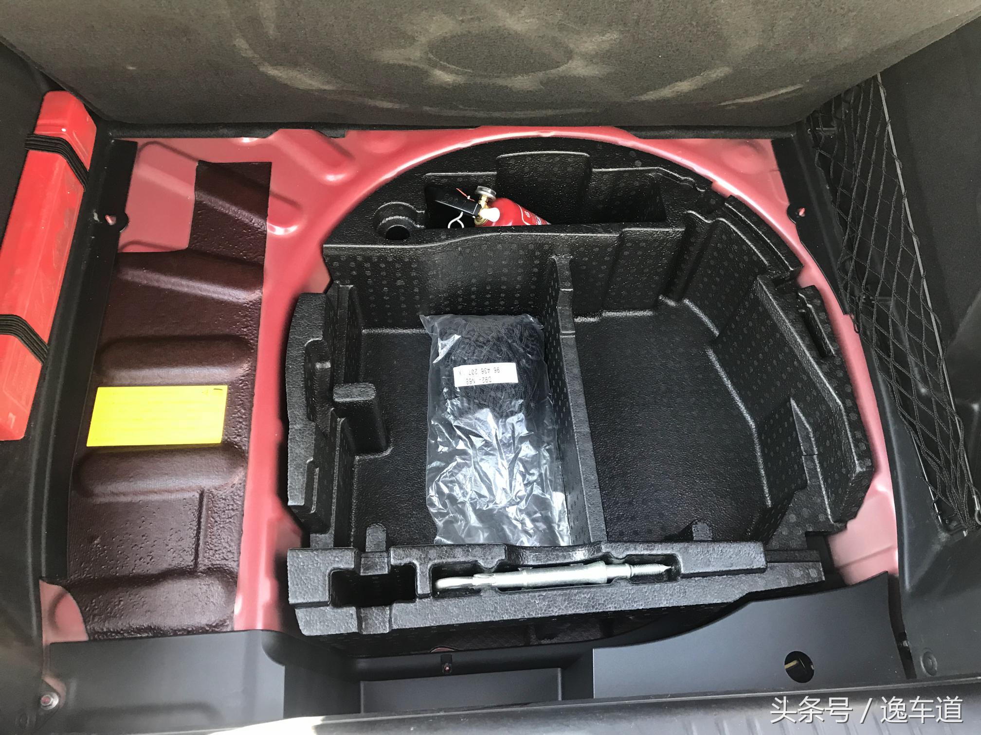 谁说平民没钱就不能买敞篷跑车，他只花了十三万就圆了跑车敞篷梦