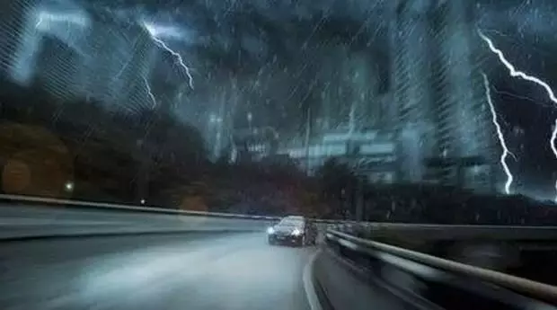 雨天行走，安全第一