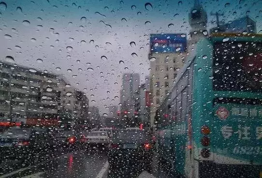 雨天行走，安全第一