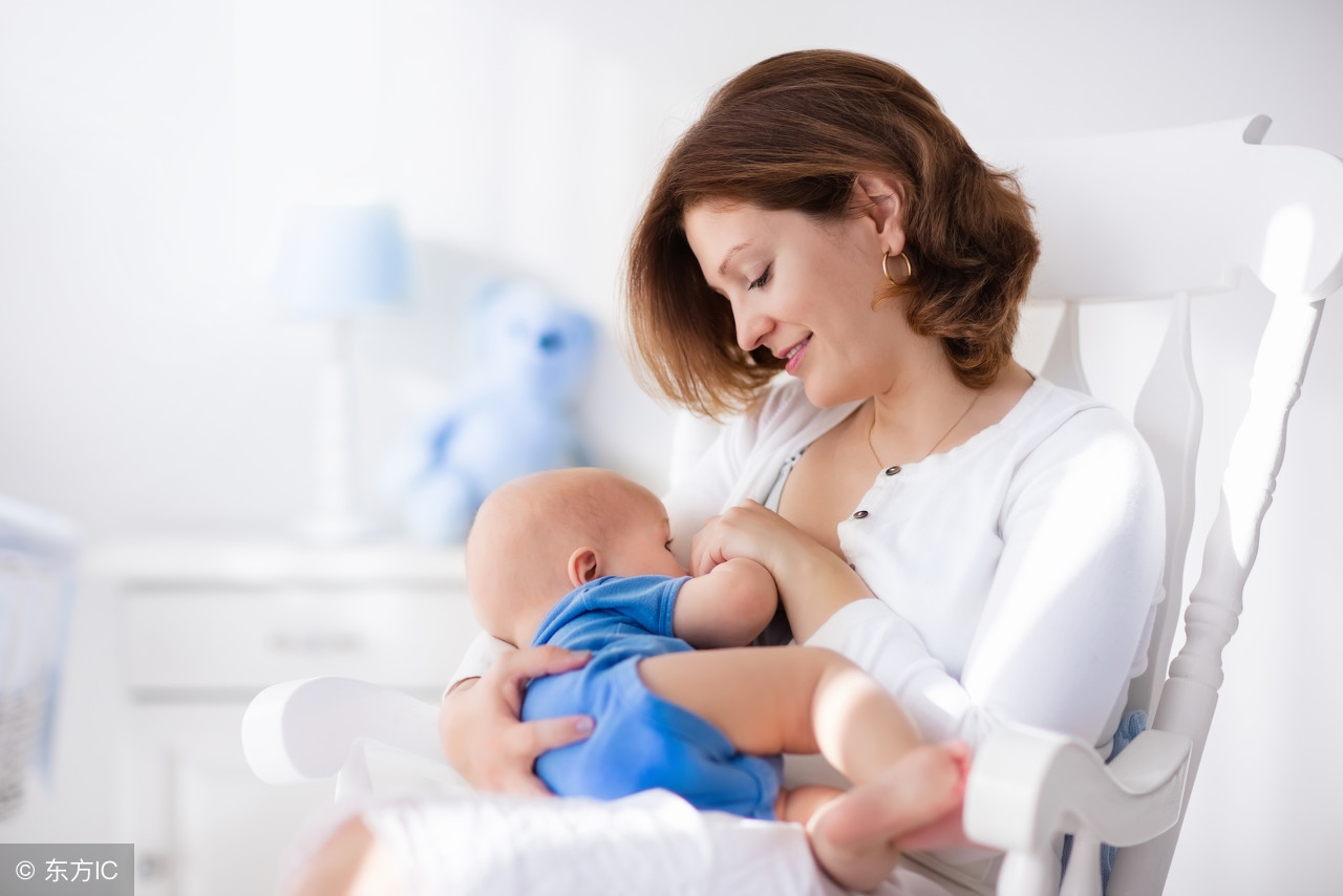 哺乳期间，需掌握正确的喂奶方式，以免乳头出血情况的发生