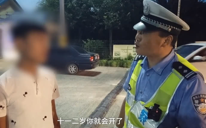 男子无证驾驶10年被查，交警翻开身份证被气笑：考个证这么难吗？