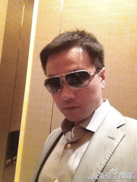 有人说他是FBI探员 有人说他是周立波的好友 揭秘他的真实身份