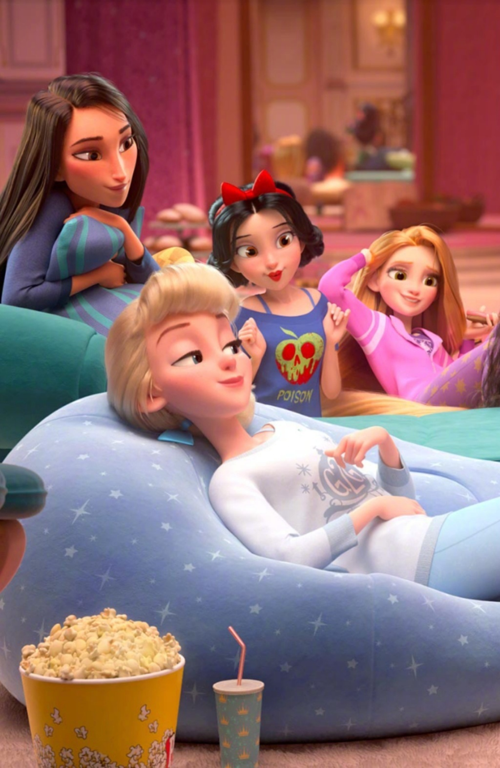 迪士尼公主们在家时都穿啥？木兰穿得像学生，艾莎胸前的字很亮眼