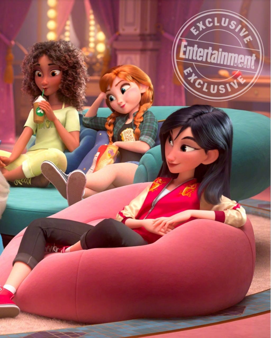 迪士尼公主们在家时都穿啥？木兰穿得像学生，艾莎胸前的字很亮眼