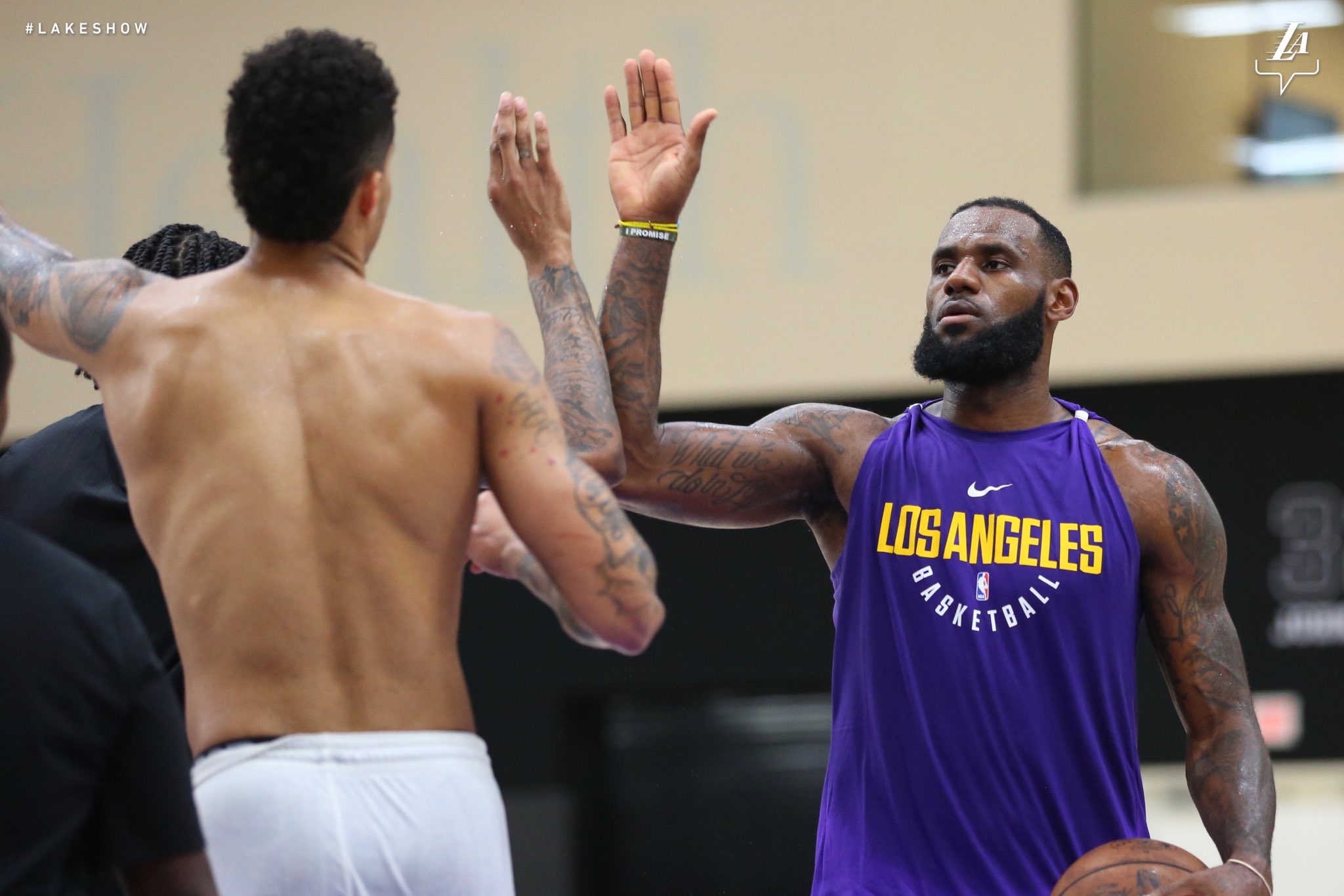 新浪虎扑nba直播（新赛季全美直播场次：湖人勇士排名前二，骑士仅有7场）-华海博客