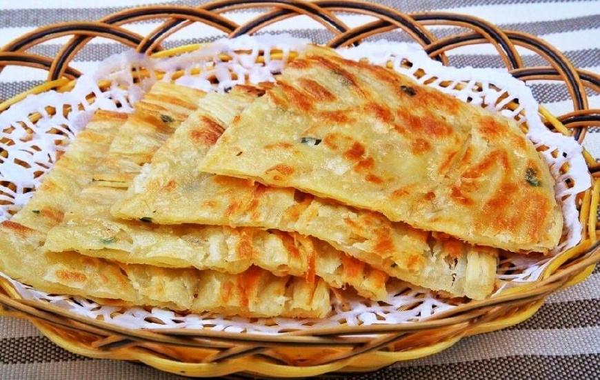 东北农村大铁锅烙出的葱花大饼,再配上甩袖汤,来客人的最高礼遇