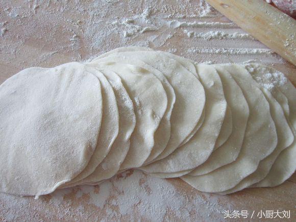 饺子皮怎么做才能又软又筋道？卖了30年饺子的阿婆告诉你窍门-第11张图片