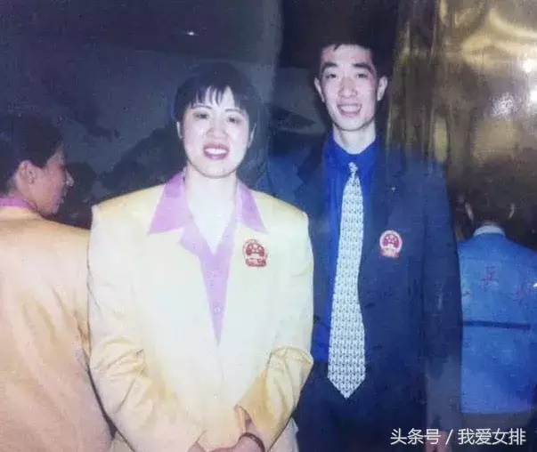 98年世界杯亚洲班排球队(亚运女排之1998｜郎平告别战中国再夺冠军，庆功会留下珍贵合影)