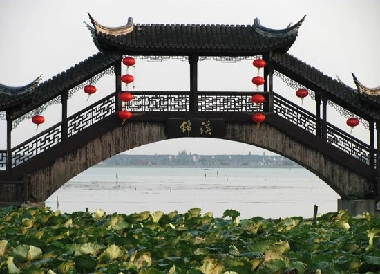 小亭挂雨声，清韵绕檐飞。