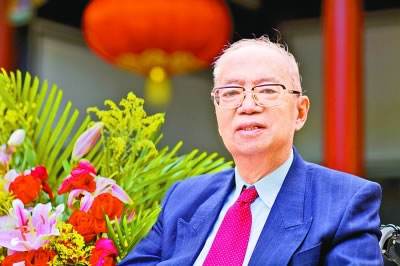 六旬教授在美教书三年携20万毅然回国，辞世前捐1500万为寒门子弟