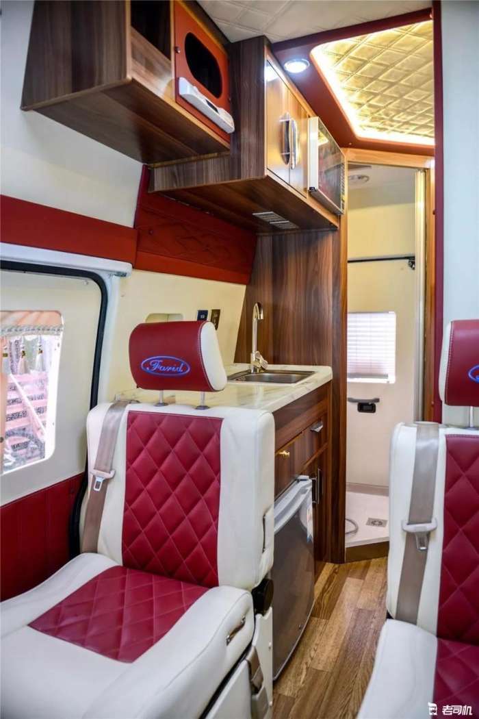 福特经典全顺改装房车 23.8万到手核载6人 开出去比普拉多舒服