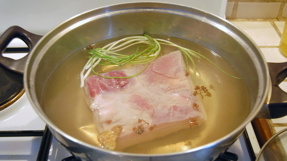 川菜厨师教大家做正宗的“咸烧白”，一点都不油腻，特别香