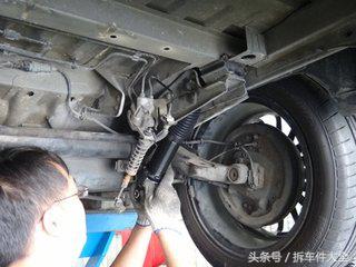 汽车减震器多久更换 汽车减震器故障维修