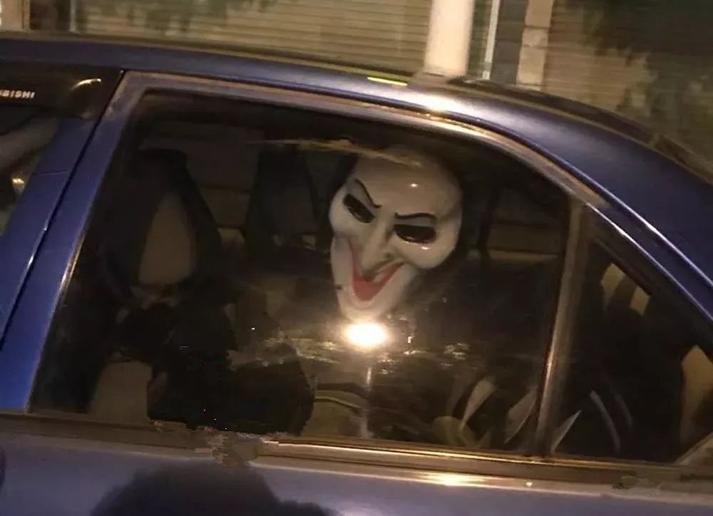 8月1日,容县一辆挂着一鬼脸面具的小汽车,半夜在路上行驶,吓到一大批