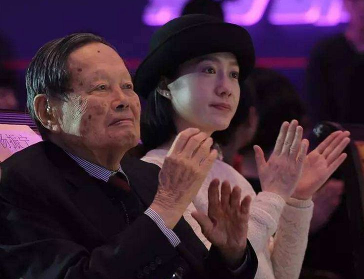 这才是情人福利电影，羞得我不敢配图