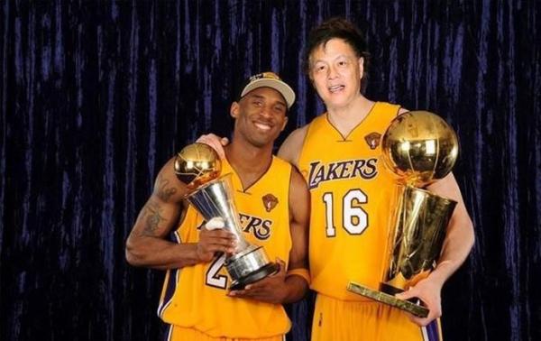 为什么nba球衣上是姓氏(为何叫NBA球星都喊他们的姓，而科比喊的是名？)