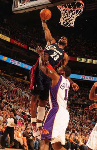 热火詹姆斯扣篮照片（图解詹姆斯超强的身体：实战罚球线起跳暴扣，一个急停留下刹车印）