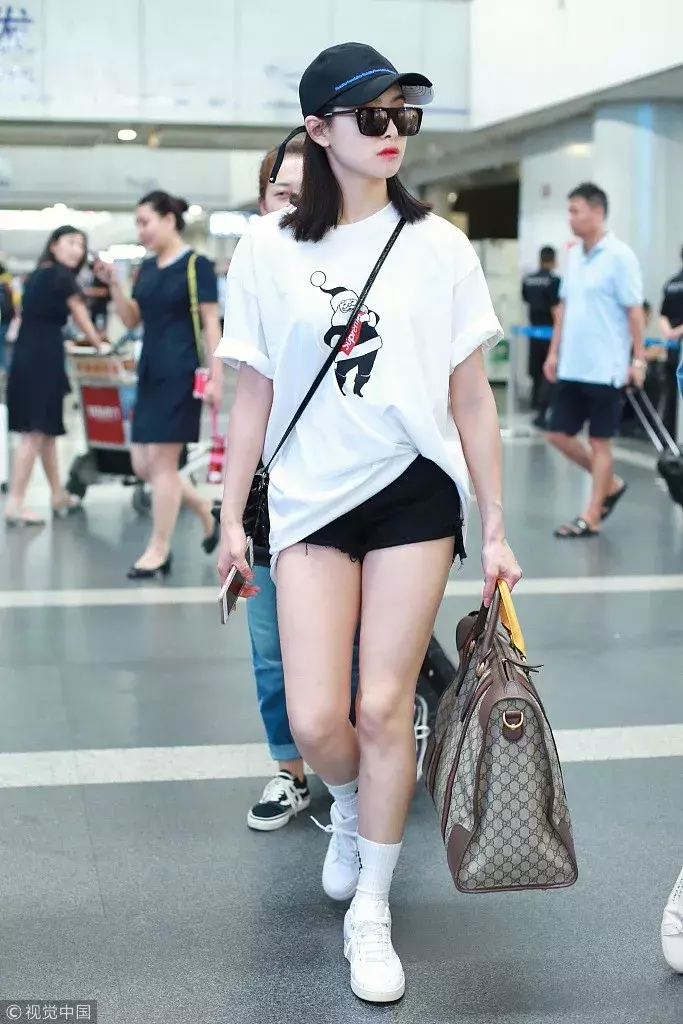 斜挎包怎么背斜挎包怎么背