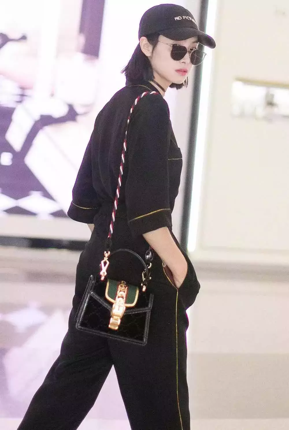 斜挎包怎么背斜挎包怎么背