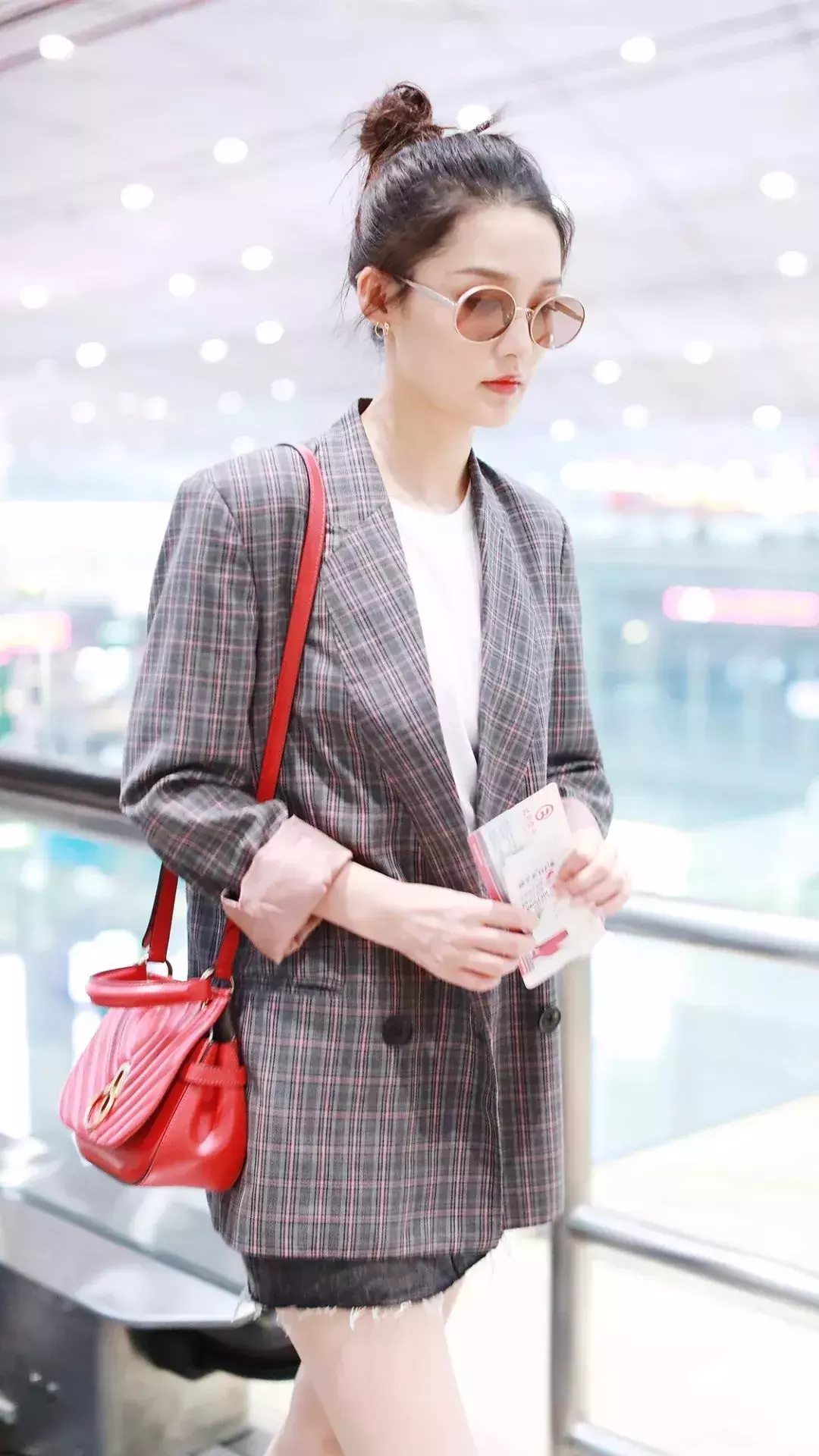 明星博主为什么那么爱背斜挎包?所有时髦好看的都在这里了