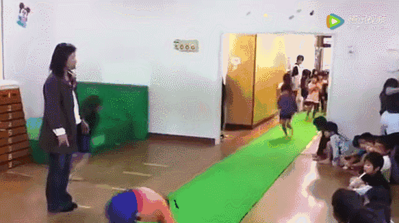 日本幼儿园“变态”身体素质课！侧空翻、倒立行走、十级跳箱，中国幼儿园一个都做不来……