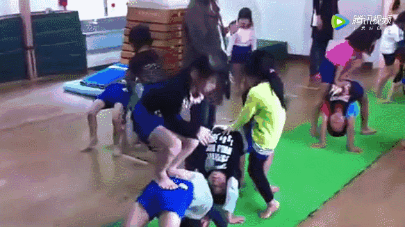 日本幼儿园“变态”身体素质课！侧空翻、倒立行走、十级跳箱，中国幼儿园一个都做不来……