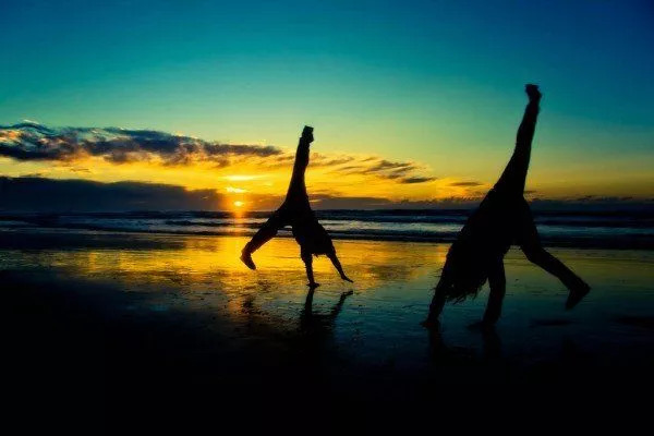 日本幼儿园“变态”身体素质课！侧空翻、倒立行走、十级跳箱，中国幼儿园一个都做不来……